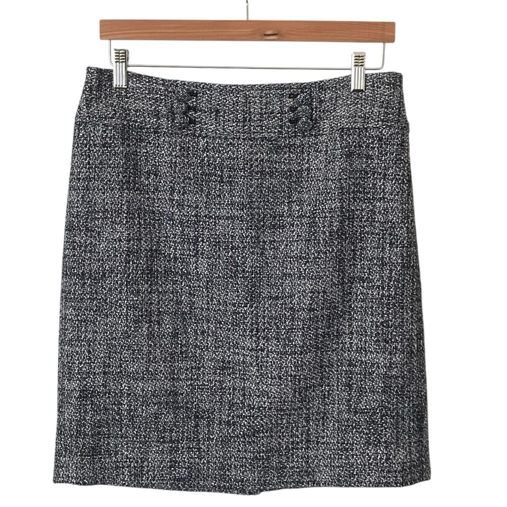 Ann Taylor Tweed Pencil Skirt Size 8P Black White Covered Button Detail